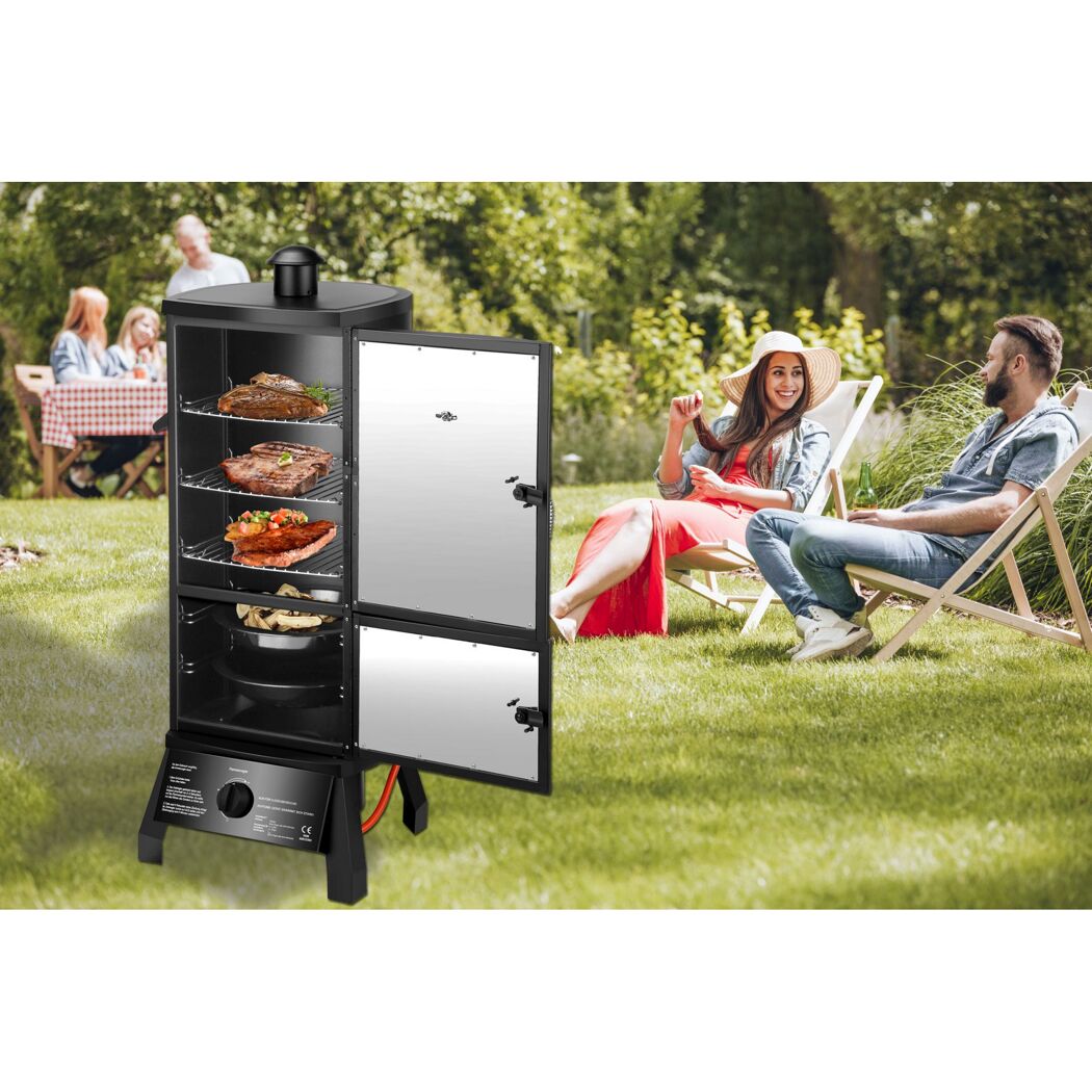 Gasgrill Portland mit geöffneter Tür, Grillgut und Personen im Hintergrund