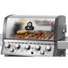 Gasgrill mit verschiedenen Speisen