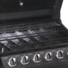 Innenansicht eines schwarzen Gasgrills mit vier Brennern.
