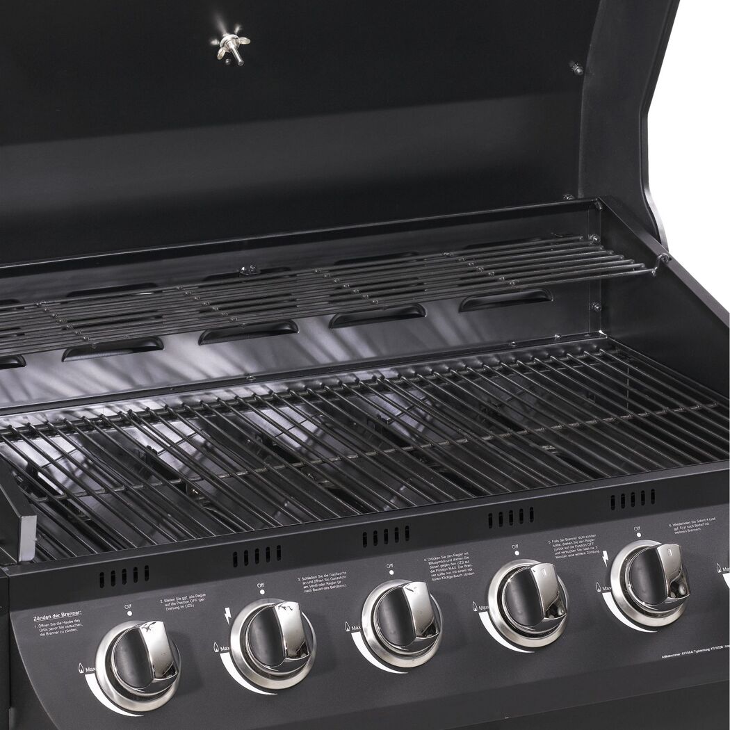 Innenansicht eines schwarzen Gasgrills mit vier Brennern.