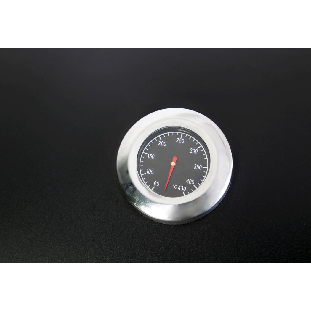 Ein Thermometer an einem schwarzen Gasgrill.