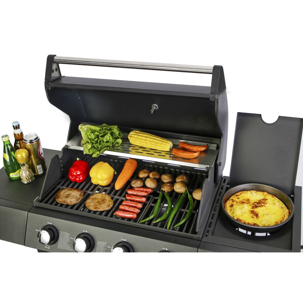 Gasgrill mit verschiedenen Speisen