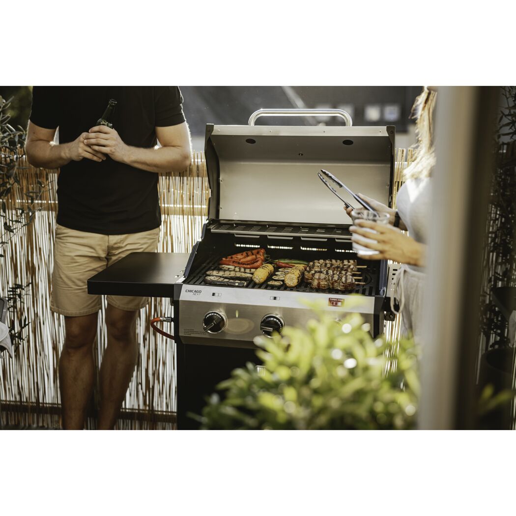 Personen grillen auf dem Chicago Next 3 Turbo Gasgrill