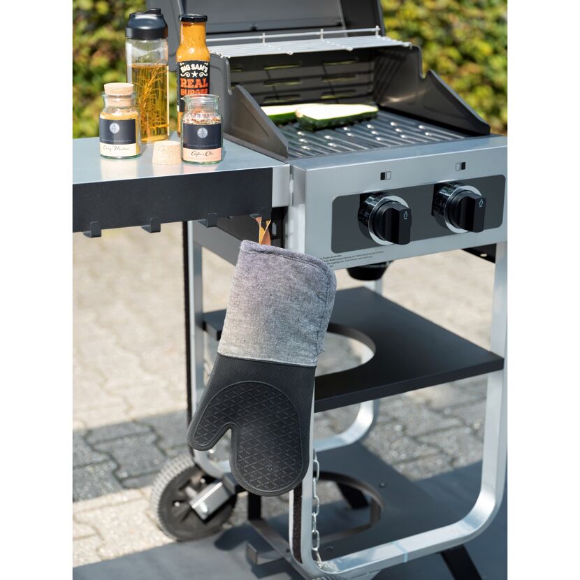 Grill mit Grillhandschuh und Gewürzen