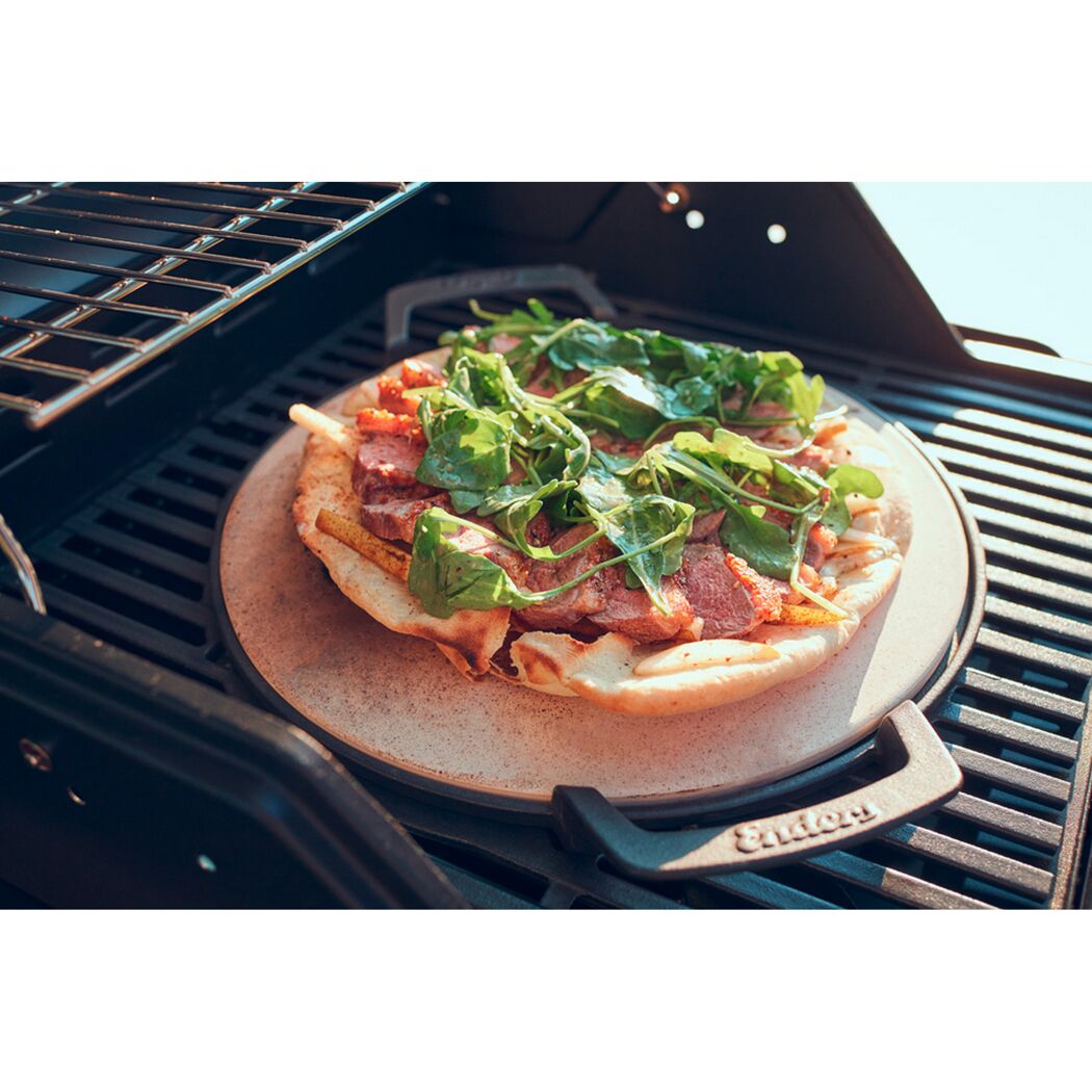 Flammkuchen auf einem Pizzastein