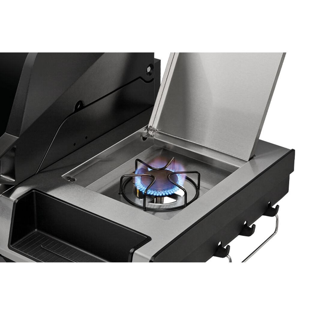 Gasgrill mit geöffnetem Seitenkochfeld