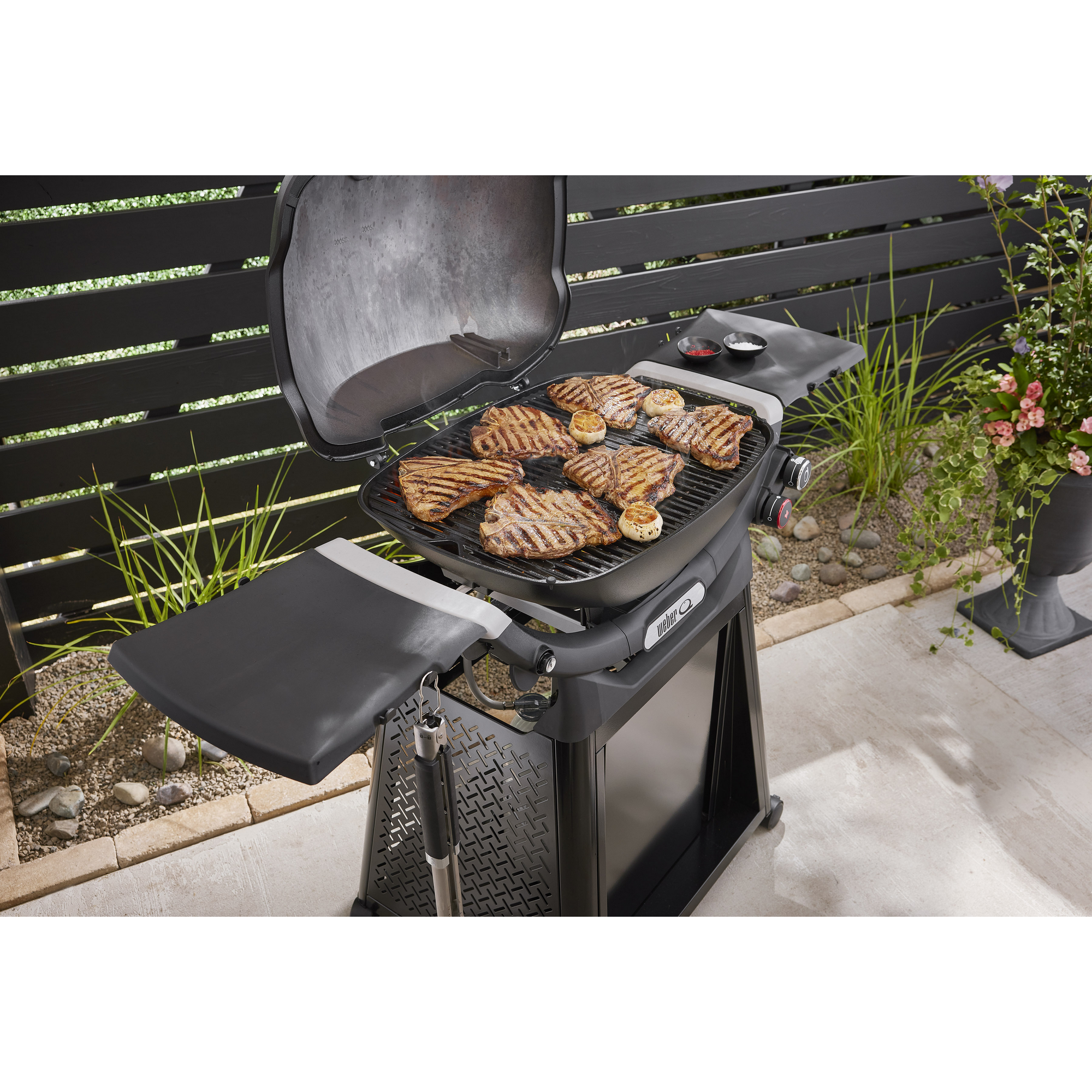 Gasgrill mit Rollwagen 'Q3200N+' schwarz