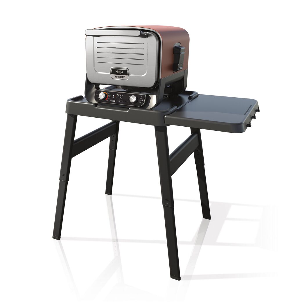 Ninja Woodfire Grill auf einem Ständer mit Ablage