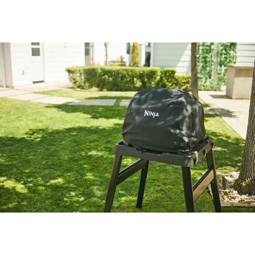 Ninja Grill mit Abdeckung im Garten