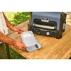 Person bereitet Ninja Woodfire Grill vor