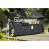 Schwarze Outdoor-Küche mit Gasgrill und Pizzaofen
