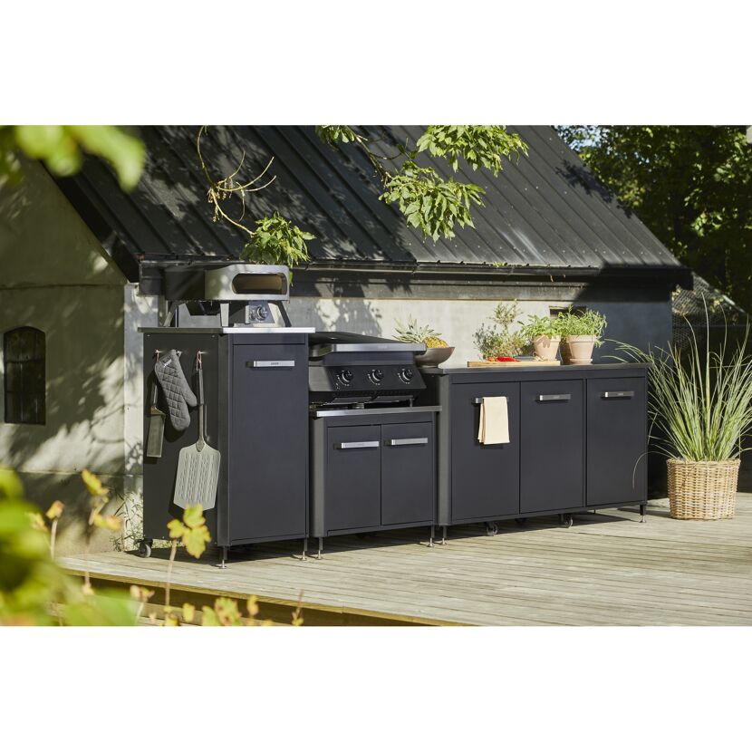 Schwarze Outdoor-Küche mit Gasgrill und Pizzaofen