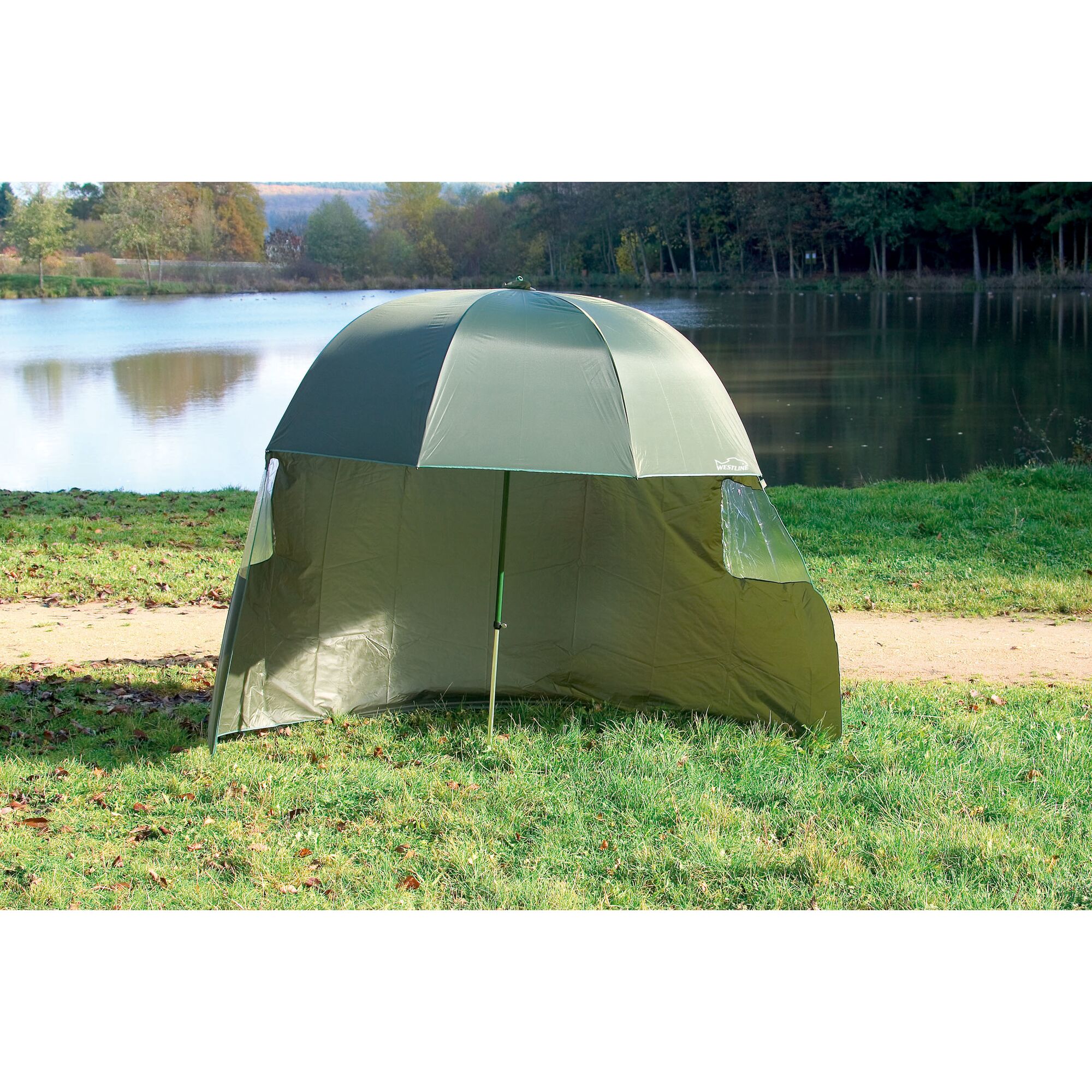 Grünes Schirmzelt am Seeufer