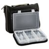 Schwarze Angeltasche mit geöffnetem transparenten Köderkasten.