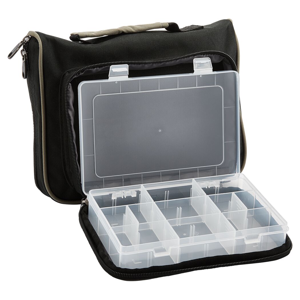Schwarze Angeltasche mit geöffnetem transparenten Köderkasten.