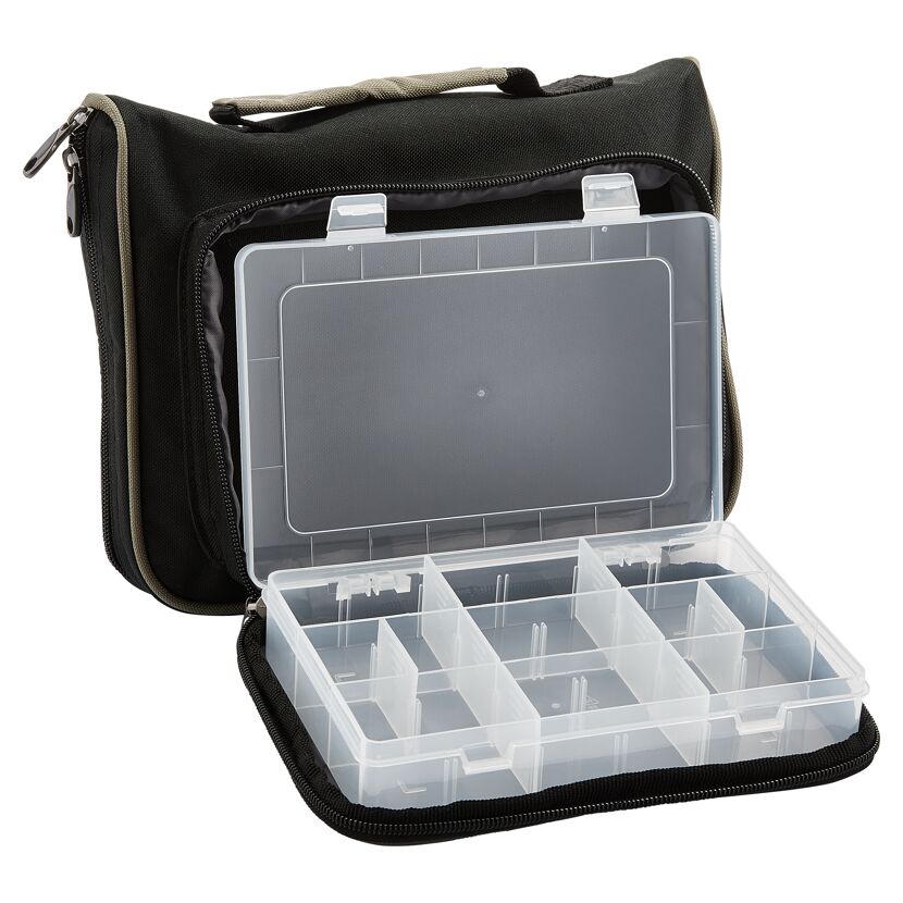 Schwarze Angeltasche mit geöffnetem transparenten Köderkasten.