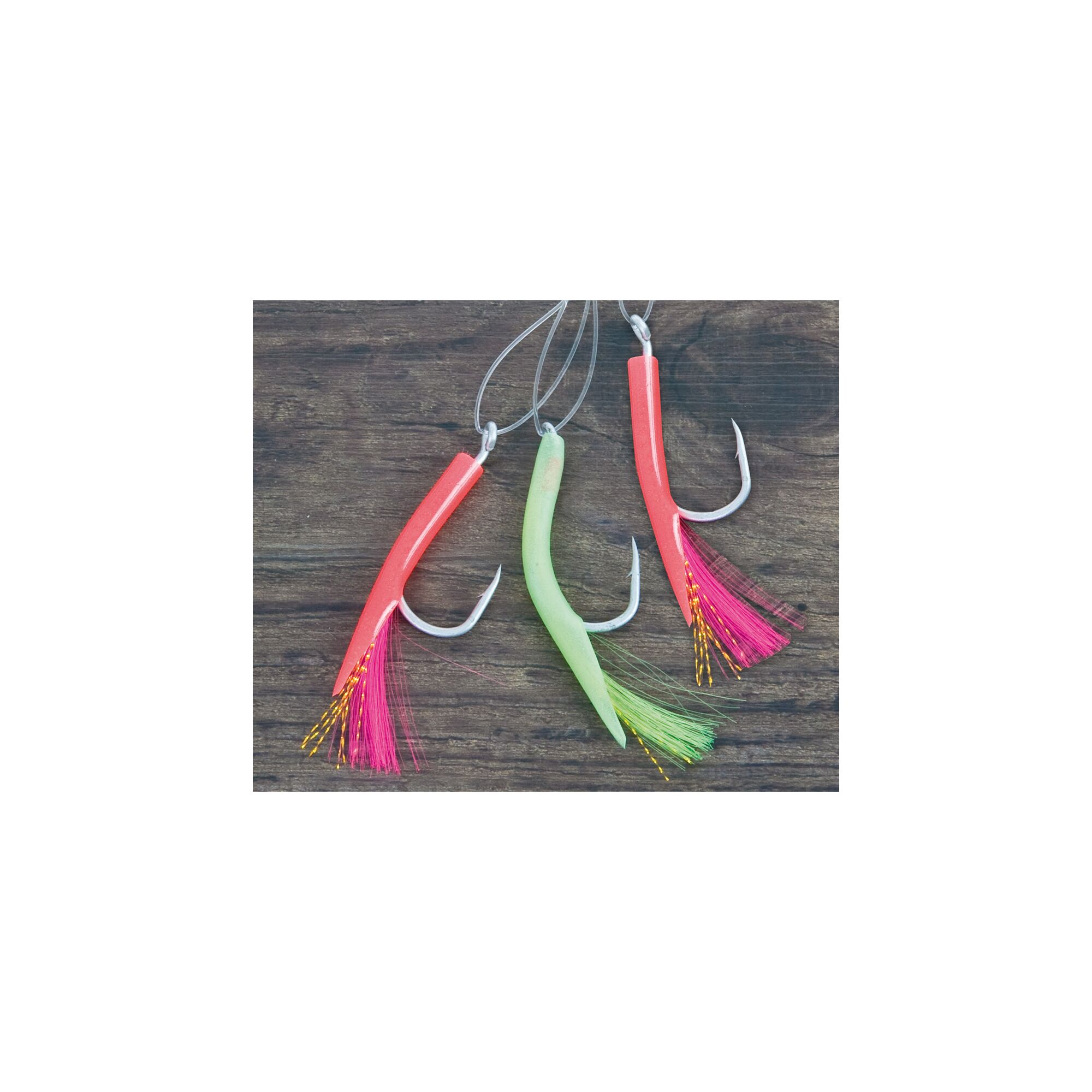Drei Angelhaken mit buntem Kunstköder.