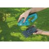 Hand hält Gardena Akku-Gras- und Strauchschere ClassicCut und Strauchmesser