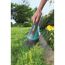 Person schneidet Gras mit GARDENA Akku-Grasschere ClassicCut