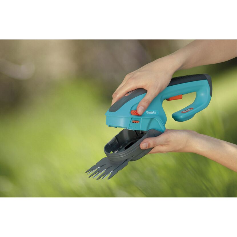 Person hält die Akku-Grasschere ClassicCut