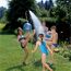Kinder spielen im Garten mit einer Gartendusche