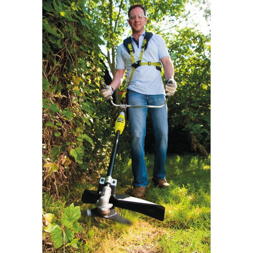 Person mäht hohes Gras mit Akku-Sense