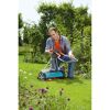 Person mäht Rasen mit Gardena Spindelmäher 400 C