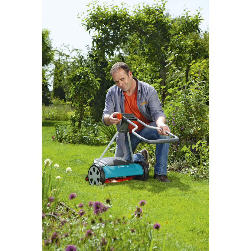 Person mäht Rasen mit Gardena Spindelmäher 400 C
