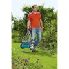 Person trägt einen Gardena Spindelmäher 400 C.