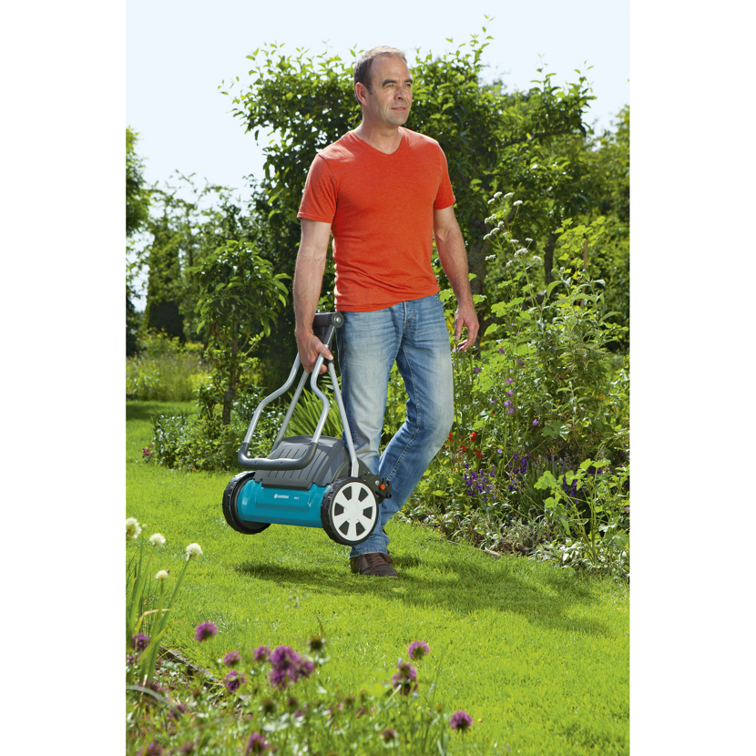 Person trägt einen Gardena Spindelmäher 400 C.