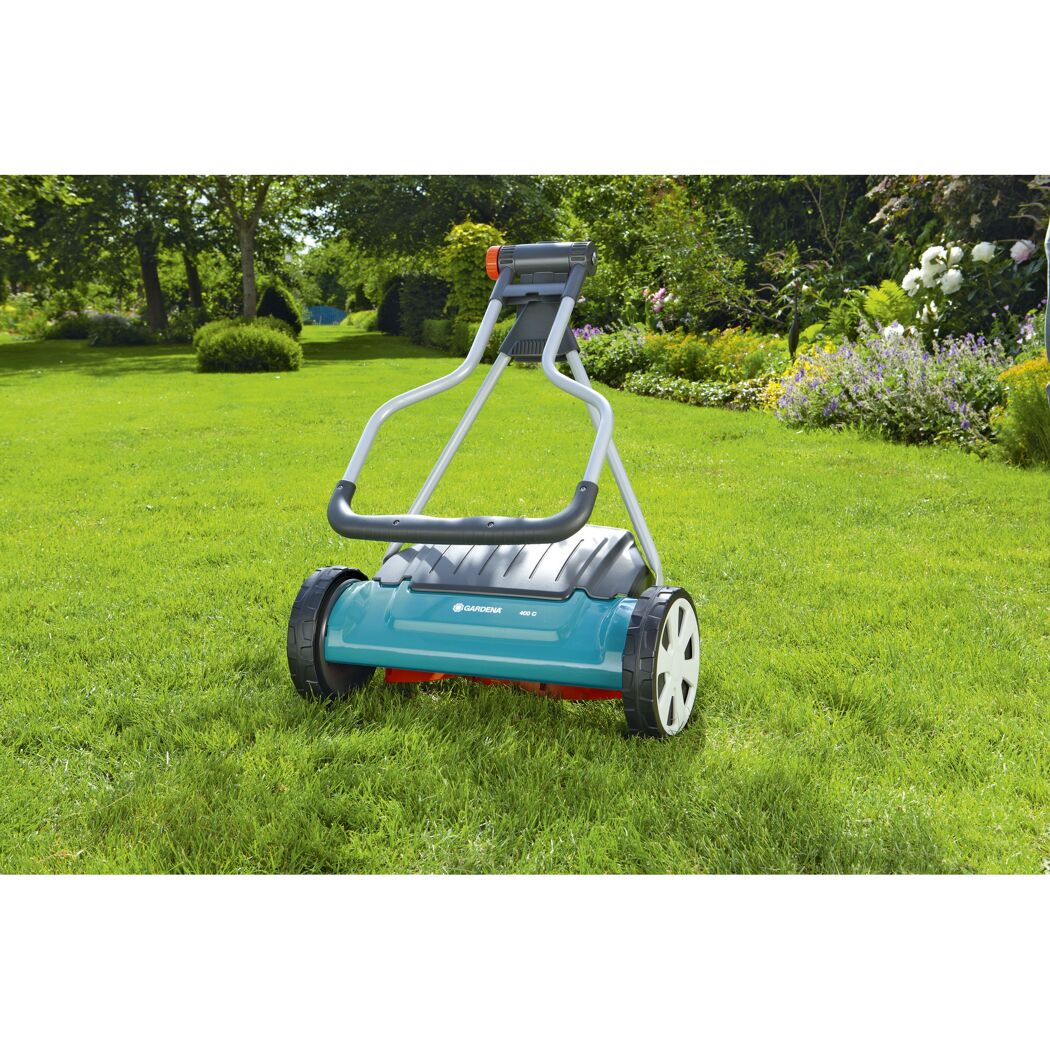 Gardena Spindelmäher 400 C auf grünem Rasen
