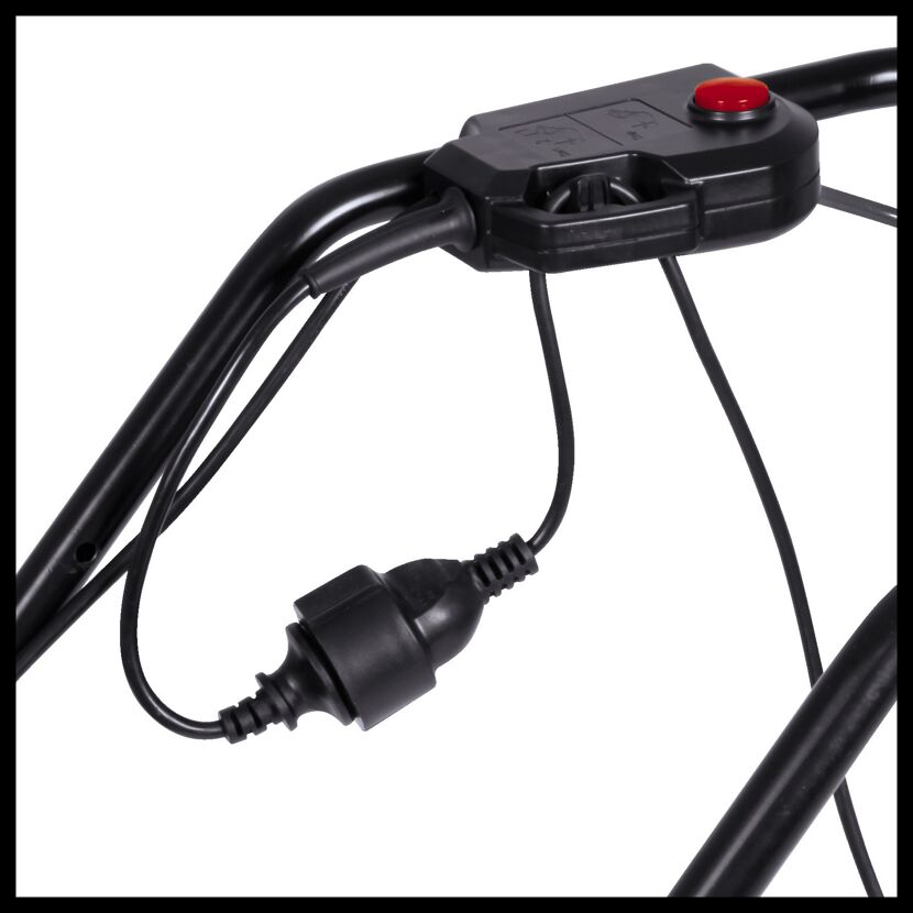 Ein-/Ausschalter und Stecker am Rasenmäher