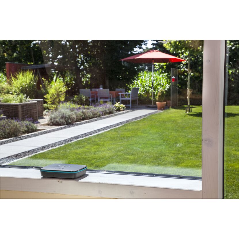 Fensterbank mit Blick in Garten und Smart Sensor