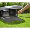 Person befestigt Mähroboter-Garage SILENO mit Schraube