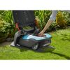 Person bedient Mähroboter GARDENA SILENO