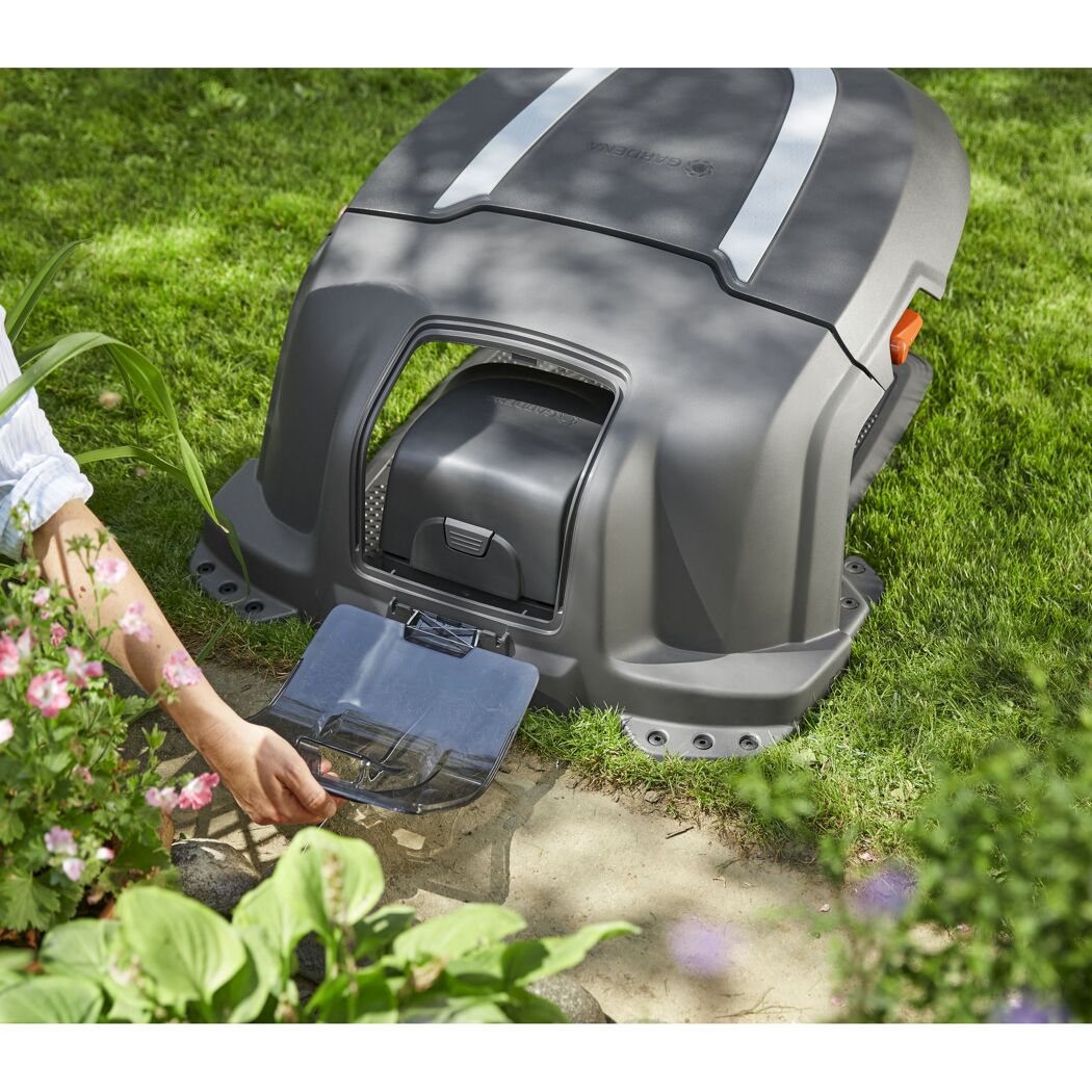 Person öffnet die Gardena Mähroboter-Garage.