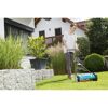 Person mäht Rasen mit GARDENA Spindelmäher 330 Classic
