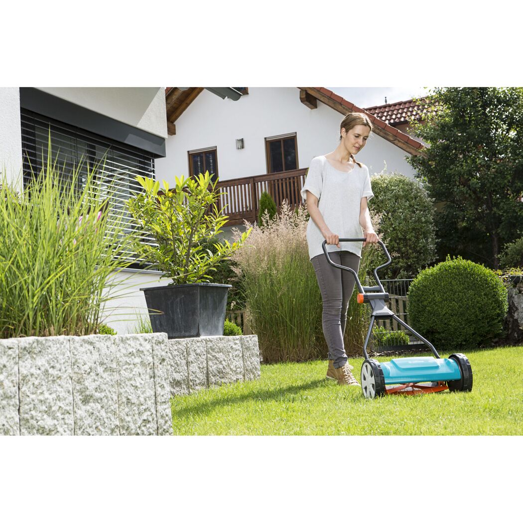 Person mäht Rasen mit GARDENA Spindelmäher 330 Classic