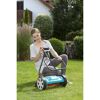 Person mäht Rasen mit Spindelmäher