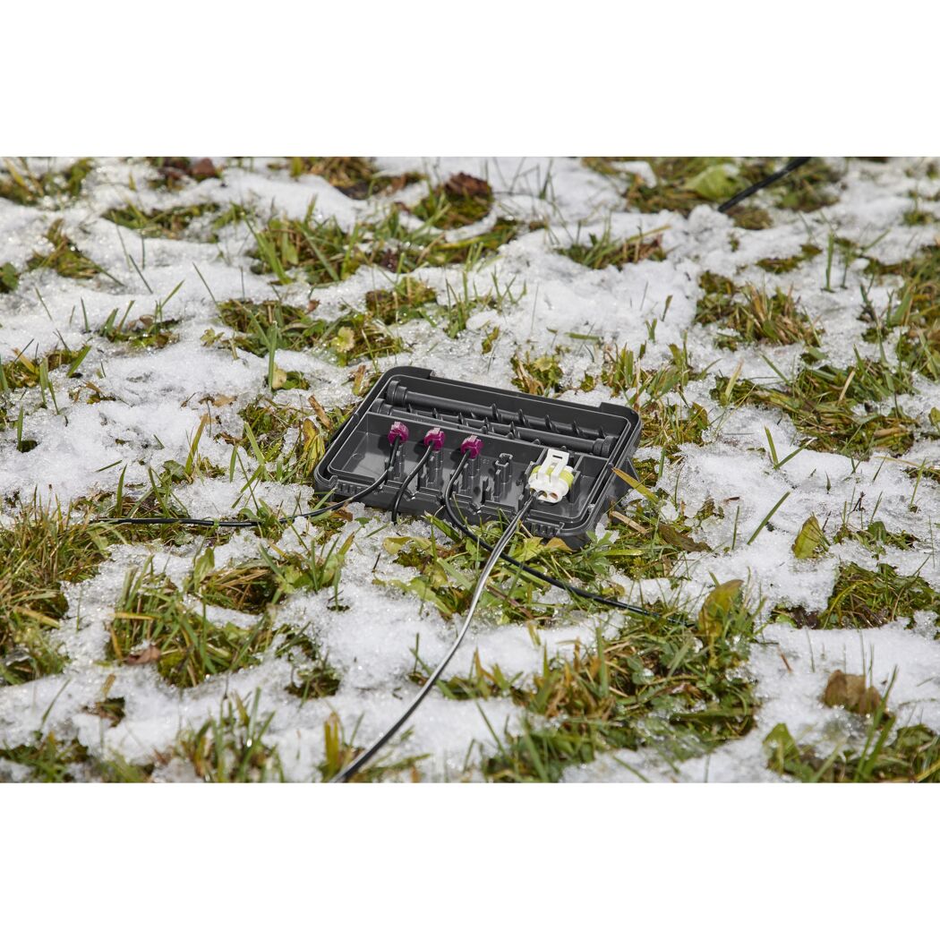 Kabelverbinder im Schutzgehäuse auf Rasen mit Schnee