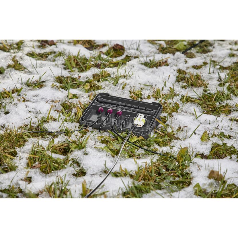 Kabelverbinder im Schutzgehäuse auf Rasen mit Schnee