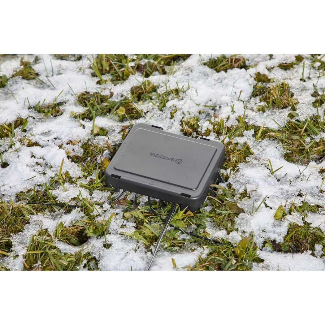 Gardena Kabelverbinder-Schutz im schneebedeckten Gras