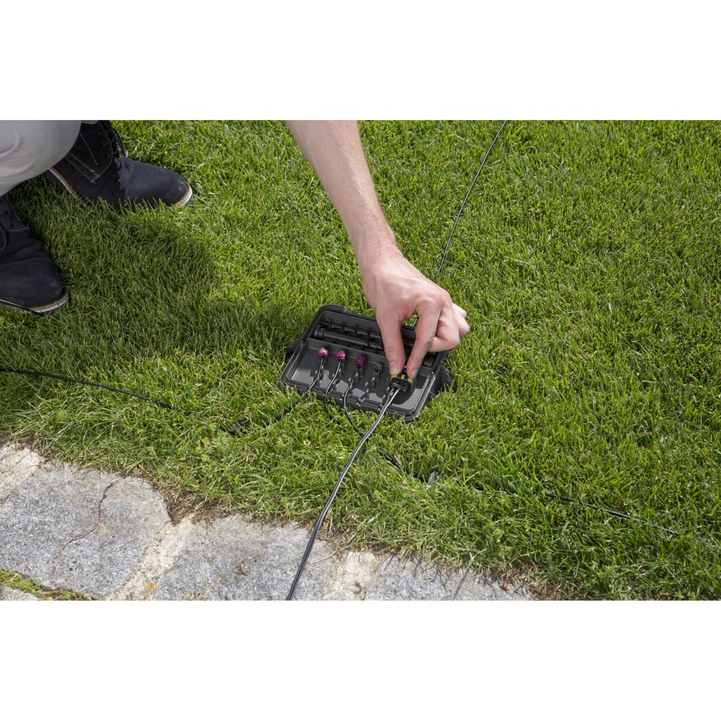 Person verbindet Kabel in einer Verteilerdose.