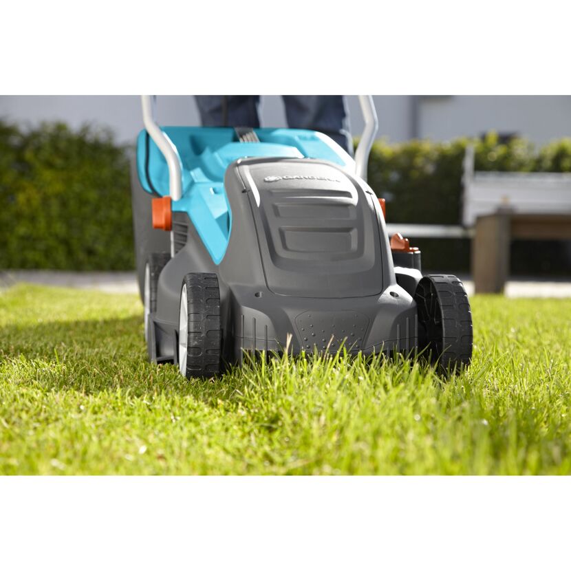 Person mäht Rasen mit GARDENA PowerMax 1400/34 Rasenmäher