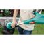 Person verwendet einen Elektro-Rasentrimmer von Bosch.
