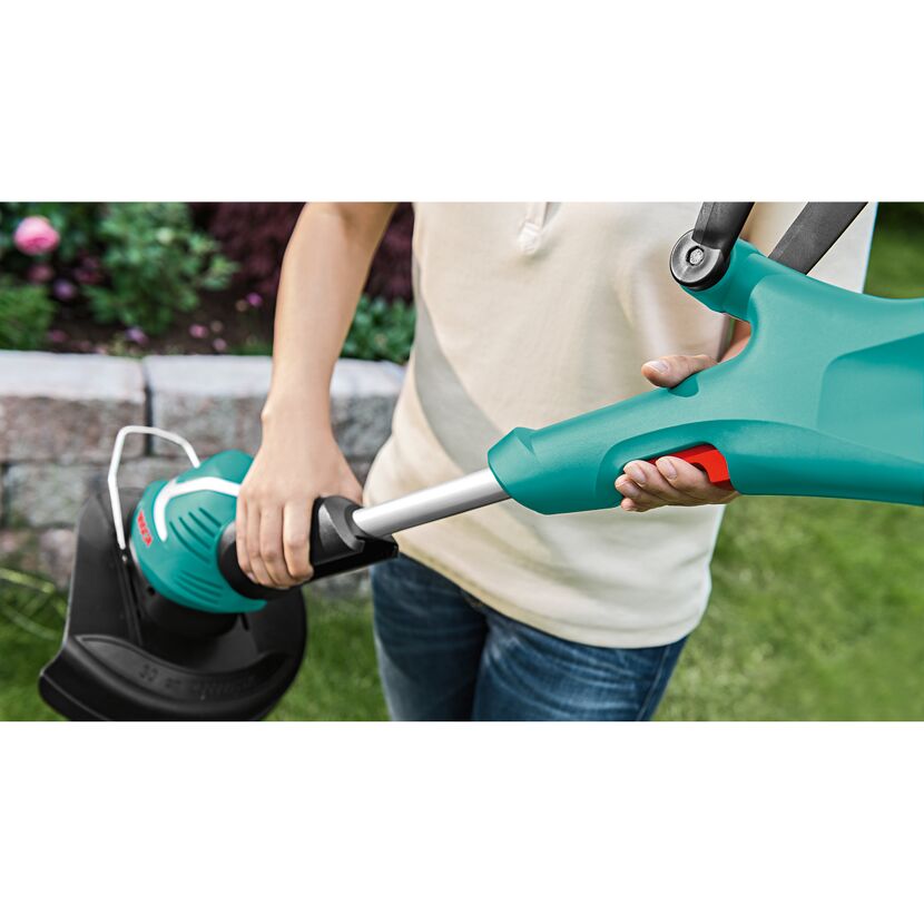 Person verwendet einen Elektro-Rasentrimmer von Bosch.