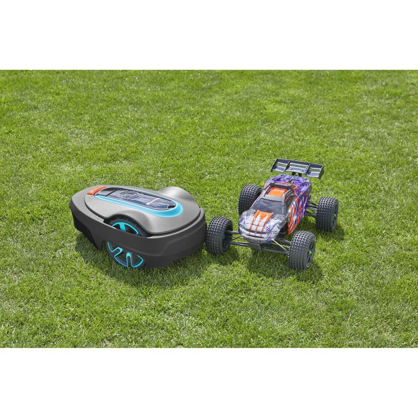 Mähroboter SILENO city 400 und ferngesteuertes Auto auf Rasen