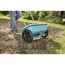 Person verwendet einen Streuwagen von Gardena.