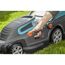 Person mäht Rasen mit GARDENA PowerMax Rasenmäher