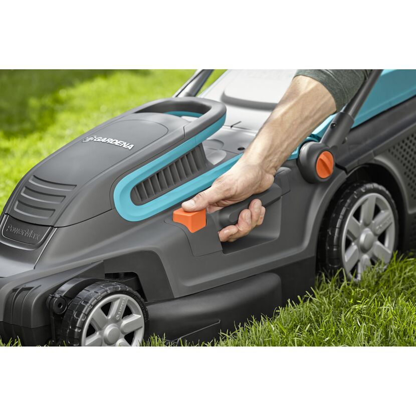 Person mäht Rasen mit GARDENA PowerMax Rasenmäher